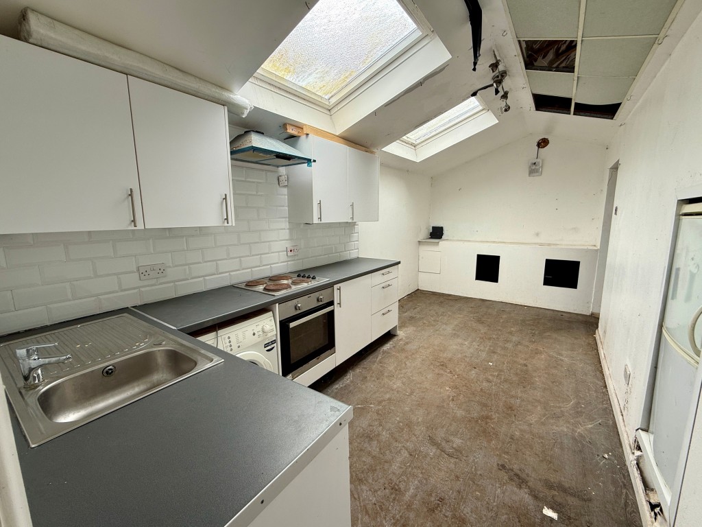 Lot: 30 - GARAGE WITH LIVING ACCOMMODATION AND LAPSED PLANNING - Kitchen/dining area